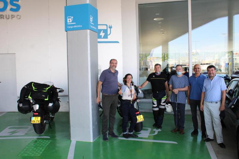 alicia sornosa en la estación de servicio los ibones con el equipo de de zoilo ríos alicia sornosa en la estación de servicio los ibones con el equipo de de zoilo ríos
